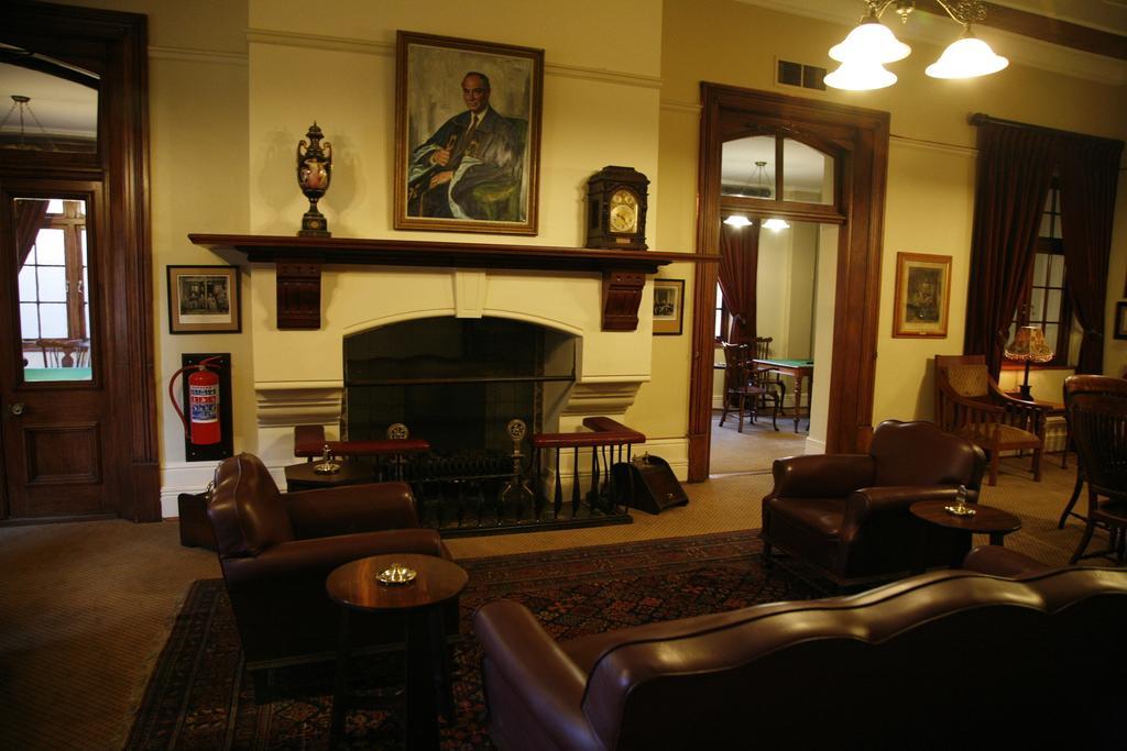 Kimberley Club Guesthouse Exterior photo